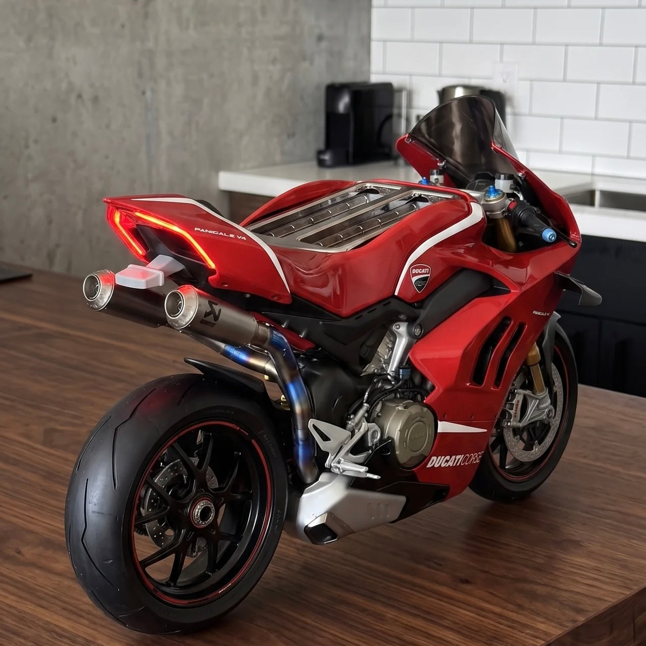 SpeedToast rosso in stile moto sportiva Ducati Panigale V4 con griglie tostapane sul serbatoio