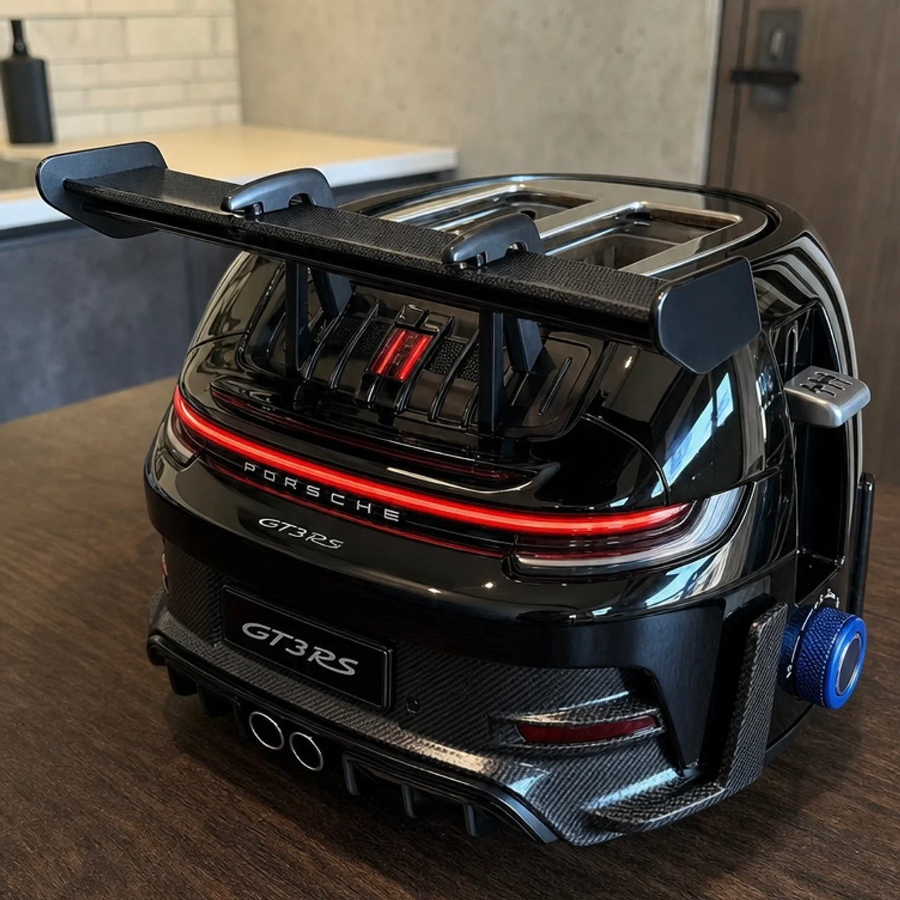 SpeedToast nero lucido in stile Porsche GT3 RS con alettone posteriore su piano cucina